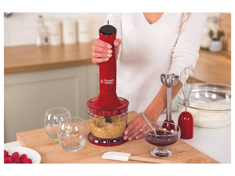 Un mixeur plongeant rouge Russell Hobbs avec un bol rempli de biscuits émiettés.