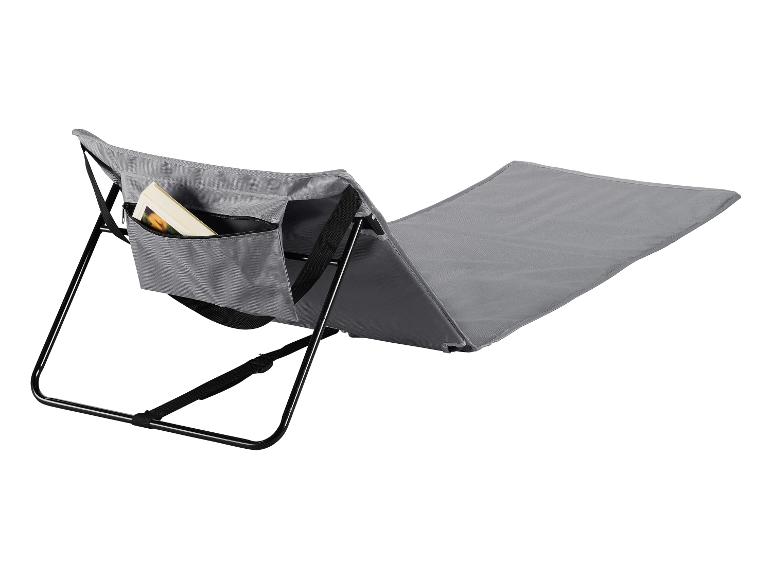 Chaise longue pliante grise avec poche pour livre.