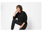 Une femme portant un sweat-shirt et un pantalon noirs.