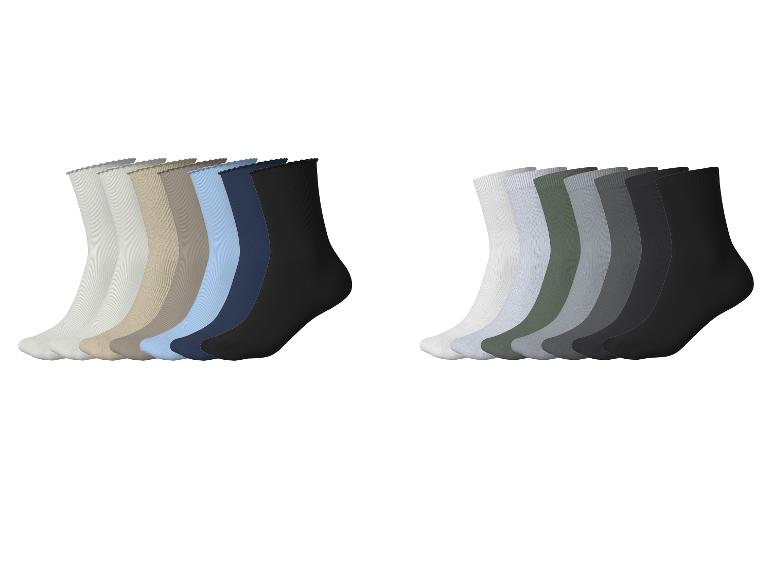 Deux ensembles de chaussettes de différentes couleurs, dont blanc, beige, bleu, noir, vert et gris.