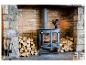 Poêle à bois avec ventilateur, bois de chauffage et outils de cheminée.