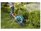 Arrosage du jardin avec un dérouleur de tuyau Gardena.