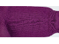 Gros plan d'un pull en maille violette avec coutures et texture visibles.
