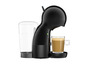 Une machine à café Nespresso noire avec une tasse de cappuccino.