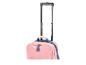 Sac à roulettes rose avec poignées bleues et poignée télescopique noire.