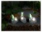 Trois lampes solaires en forme de grenouilles sur des rochers décoratifs pour jardin.