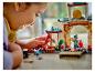 Enfant joue avec un ensemble de temple LEGO Ninjago et des figurines.
