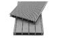 Deux planches de terrasse composites grises avec une surface rainurée et des chambres creuses.