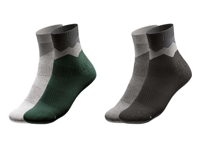 Deux paires de chaussettes, une verte et grise, l'autre noire et grise.