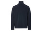 Un pull à col roulé bleu marine à manches longues.