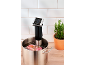 Cuisson sous vide avec un circulateur à immersion dans une casserole avec viande et romarin.