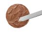 Glaçage au chocolat sur un gâteau rond avec une spatule.