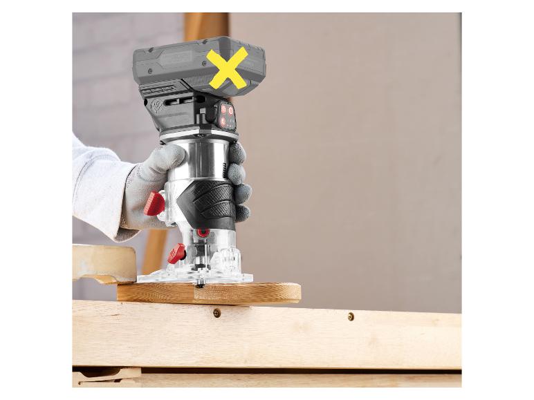 Défonceuse manuelle avec batterie, utilisée pour le travail du bois.