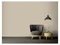 Un salon moderne avec un fauteuil gris, une table d'appoint en bois et une suspension noire.