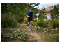 Un homme court en trail dans des vêtements et des chaussures Salomon.
