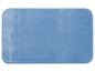Un tapis de bain bleu clair en éponge.