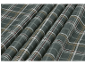 Tissu à carreaux vert foncé plissé avec des lignes blanches et marron.