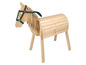 Un cheval en bois avec une bride verte