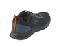 Sneakers noires avec des accents orange.