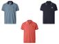 Trois polos pour hommes en bleu, rouge et marine, avec cols et poignets contrastants.