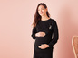 Une femme enceinte portant un sweat-shirt noir avec un imprimé léopard.