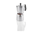 Une cafetière en aluminium argentée avec une poignée noire, remplie de café moulu.