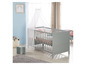 Un lit bébé gris avec une moustiquaire blanche.