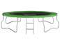 Un trampoline vert avec une échelle.