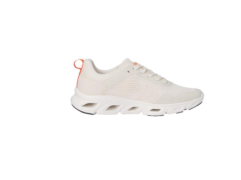 Sneakers couleur crème avec des accents orange.