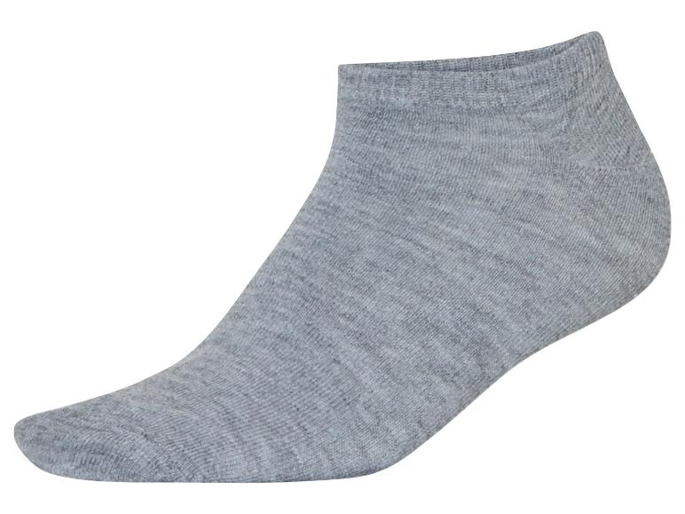 Chaussettes grises courtes en maille.