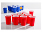 Des gobelets en plastique rouges et bleus pour le beer pong.