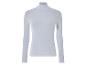 Un pull bleu clair à col roulé, à manches longues et à côtes.
