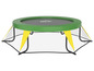 Un trampoline vert avec un filet de sécurité.