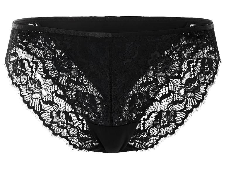 String noir en dentelle.