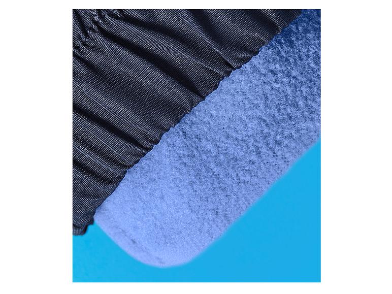 Gros plan d'un textile foncé avec des plis et une doublure en laine bleu clair.