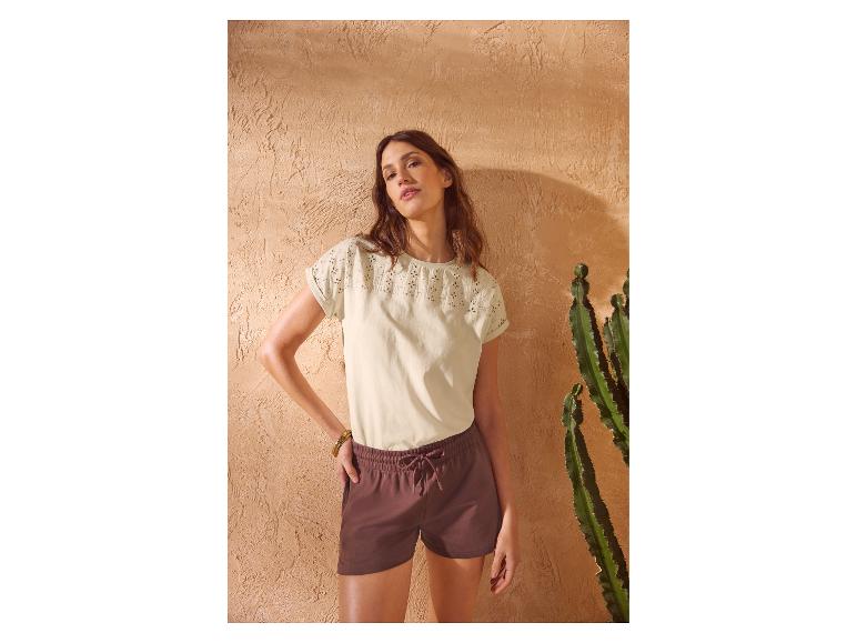 Femme en t-shirt brodé à manches courtes et short marron à cordon de serrage.