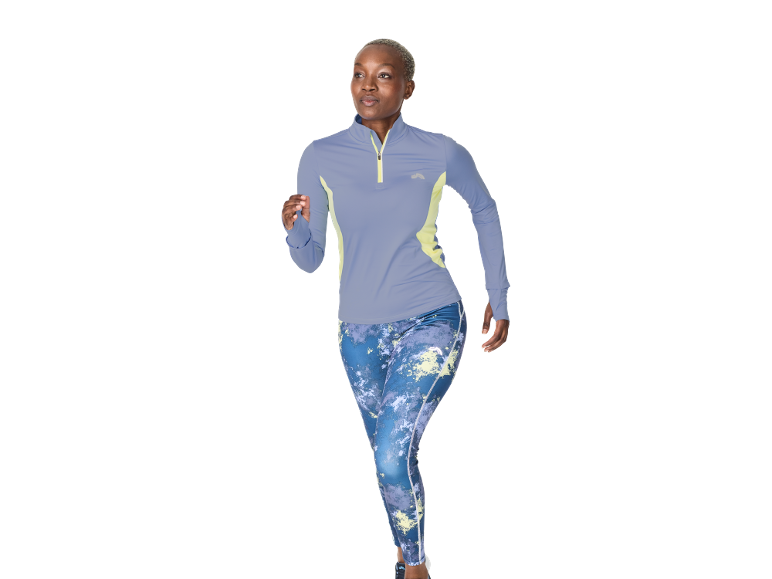 Femme en haut de sport et leggings à motifs, en train de courir.