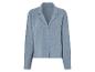 Une chemise bleu clair à manches longues.