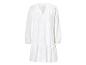 Robe blanche à fleurs brodées, style bohème.