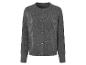 Un cardigan en tricot gris avec des boutons.