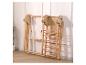Structure de jeu en bois pliable avec balançoire et échelle pour enfants.