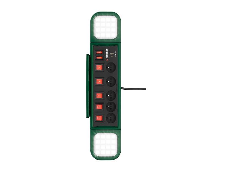Multiprise verte avec 6 prises, interrupteurs individuels, ports USB et lumières LED.