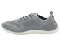 Sneakers grises avec une semelle blanche.