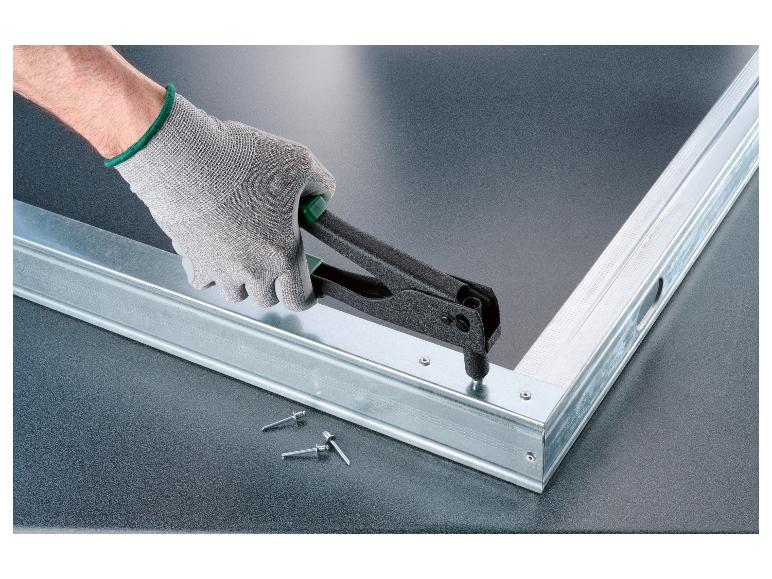 Main gantée utilisant une pince à riveter sur un profil métallique.