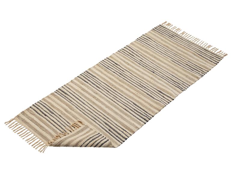 Un tapis rayé avec des franges.