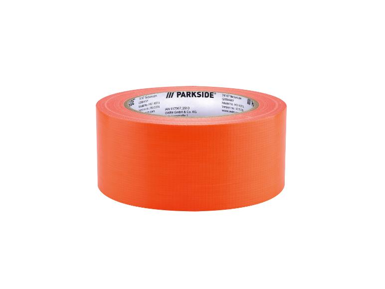 Ruban adhésif orange avec des informations sur le modèle et la version.