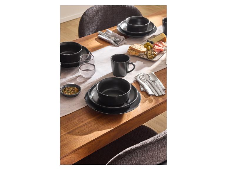Set de tasses SILVERCREST® sur une table à manger élégamment dressée.