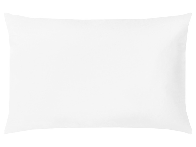 Un oreiller blanc sur un fond blanc.