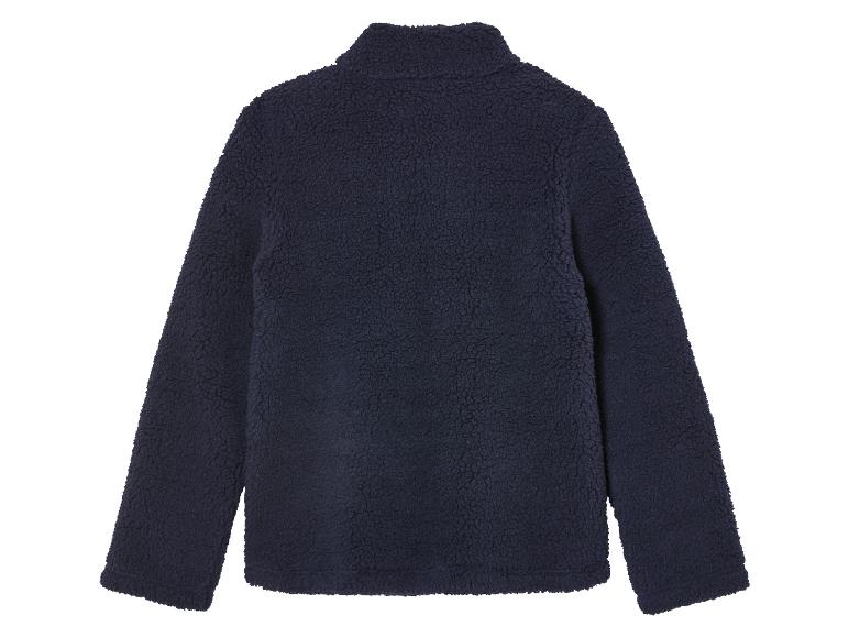 Une veste en polaire bleu foncé à manches longues.