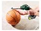 Gonfleur sans fil vert avec affichage numérique gonflant un ballon de basket orange.